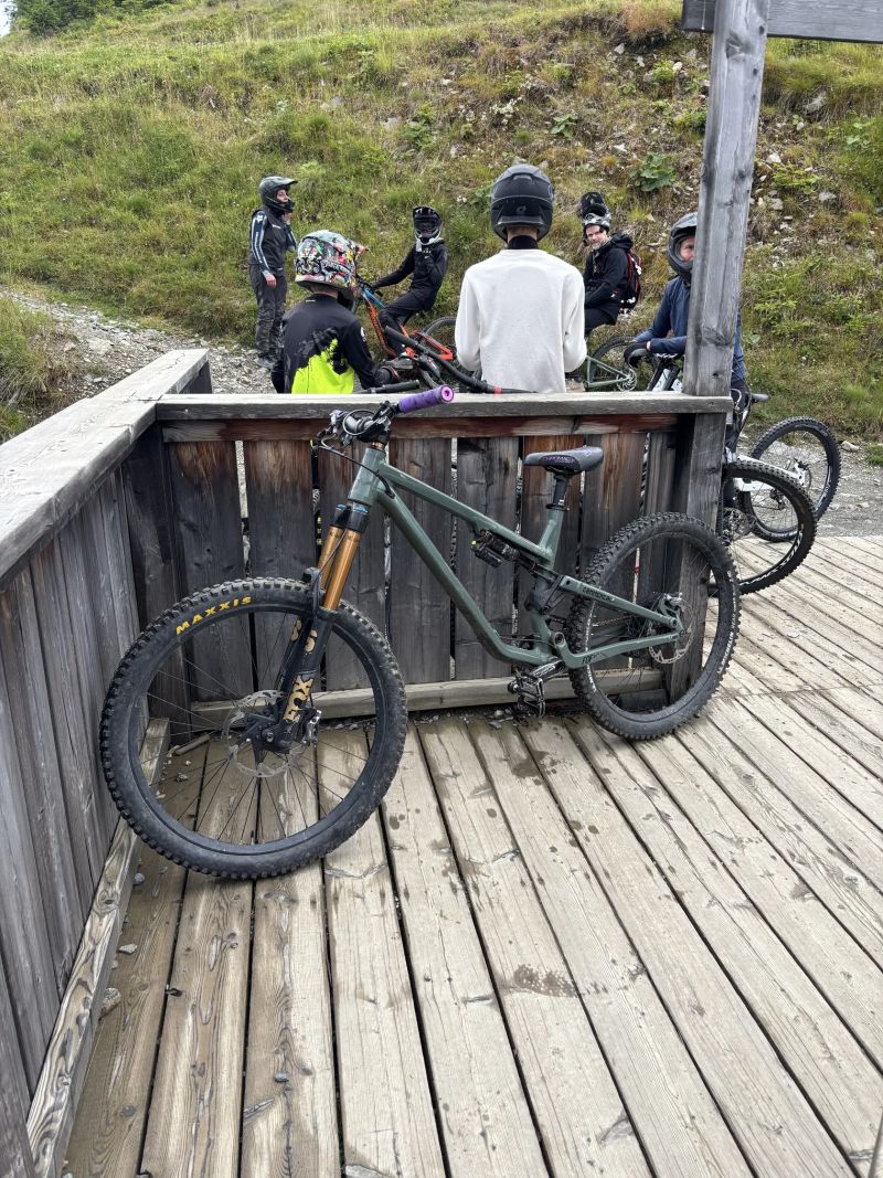 Commencal Meta SX V4 2023 – Custom Enduro stroj (27.5”/27.5”)