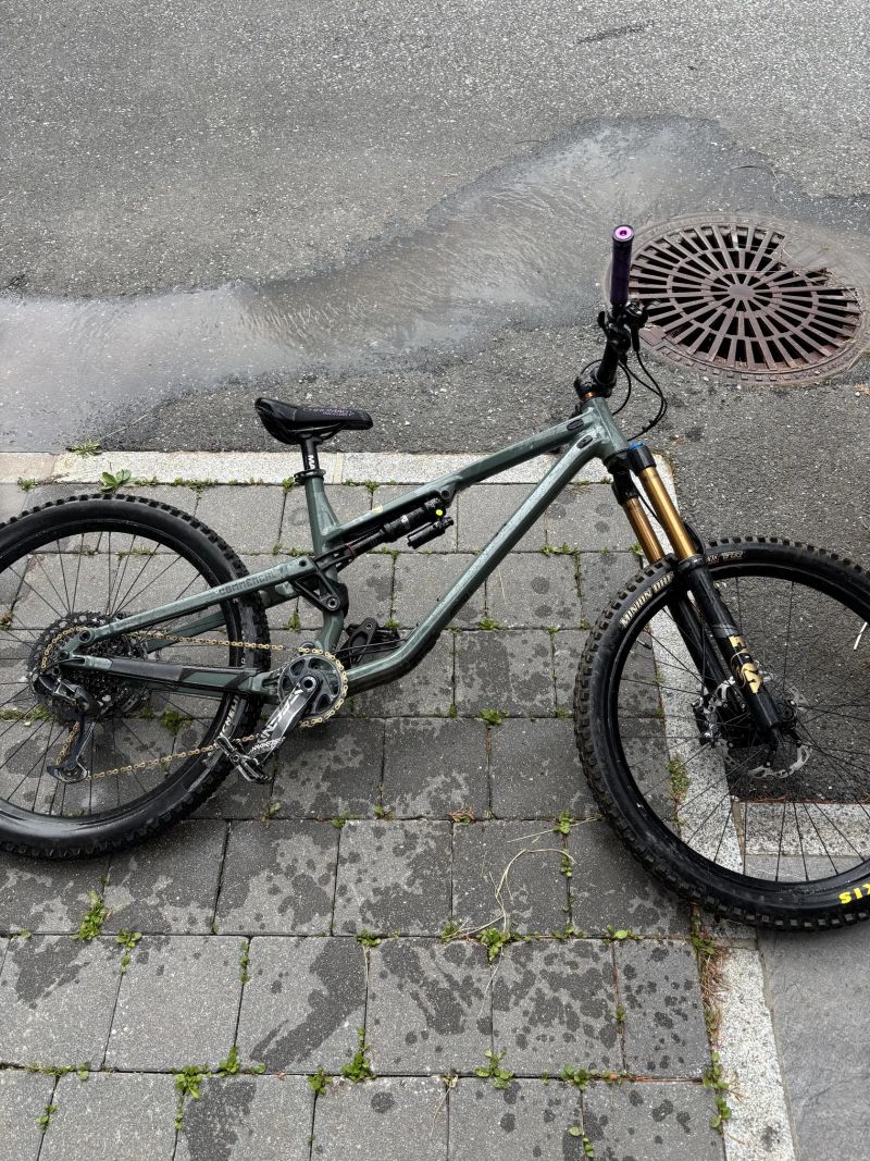 Commencal Meta SX V4 2023 – Custom Enduro stroj (27.5”/27.5”)