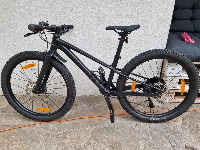 Specialized Riprock 24 s nájezdem cca 150km, absolutní černá stylovka