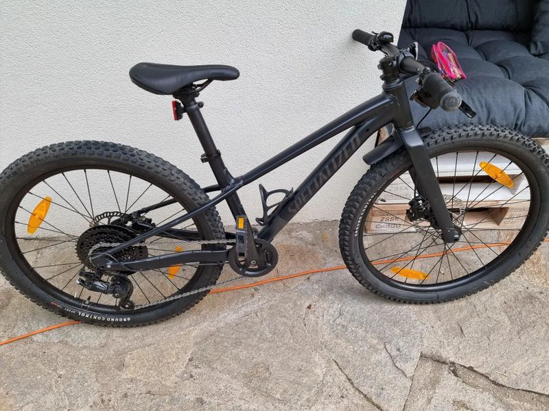 Specialized Riprock 24 s nájezdem cca 150km, absolutní černá stylovka