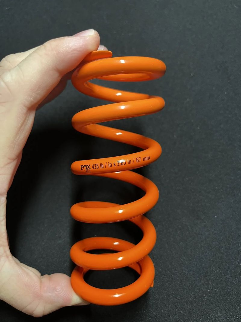 Prodám SLS pružinu Fox 425 lb / in x 2.65 in / 67 mm