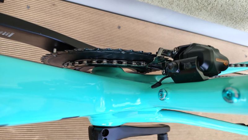 Bianchi Oltre Comp vel.57 2024, Ultegra 2x12s Di2, Velomann V50R karbon, jako nové nájezd 782km