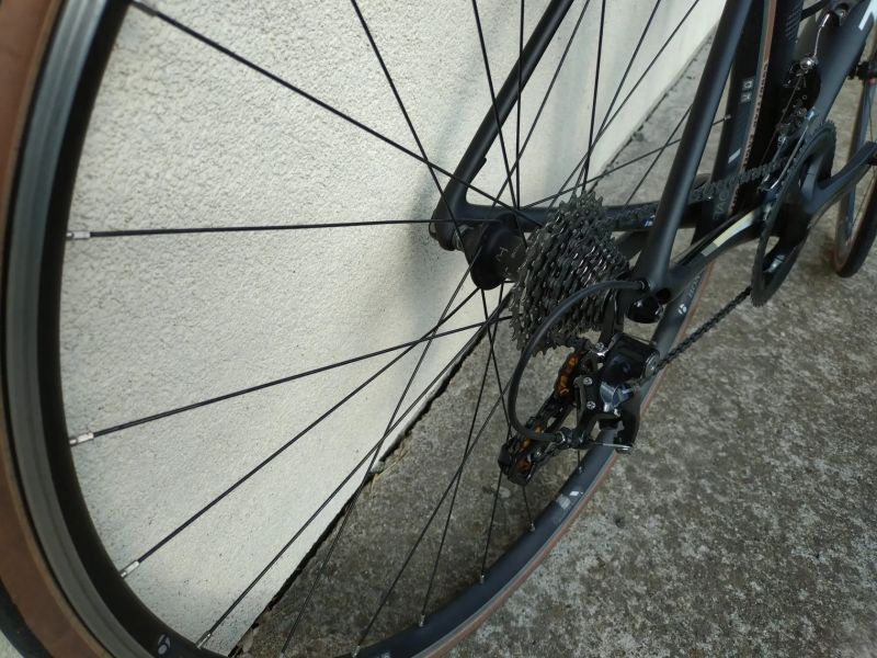 Silniční kolo Trek – černý šíp připravený na dobrodružství! 🚴‍♀️