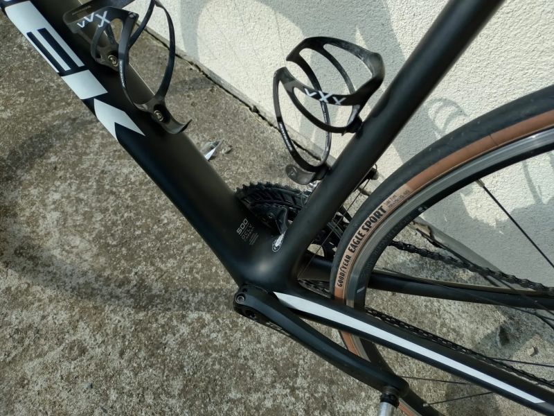 Silniční kolo Trek – černý šíp připravený na dobrodružství! 🚴‍♀️