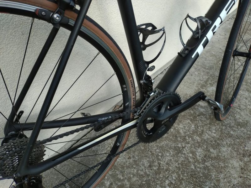 Silniční kolo Trek – černý šíp připravený na dobrodružství! 🚴‍♀️