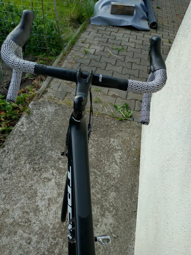 Silniční kolo Trek – černý šíp připravený na dobrodružství! 🚴‍♀️