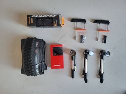 Continental GP + Maxxis Highroller 27,5x2,3 + sedlovou objímku + pumpičky na vidlice + Force krytky