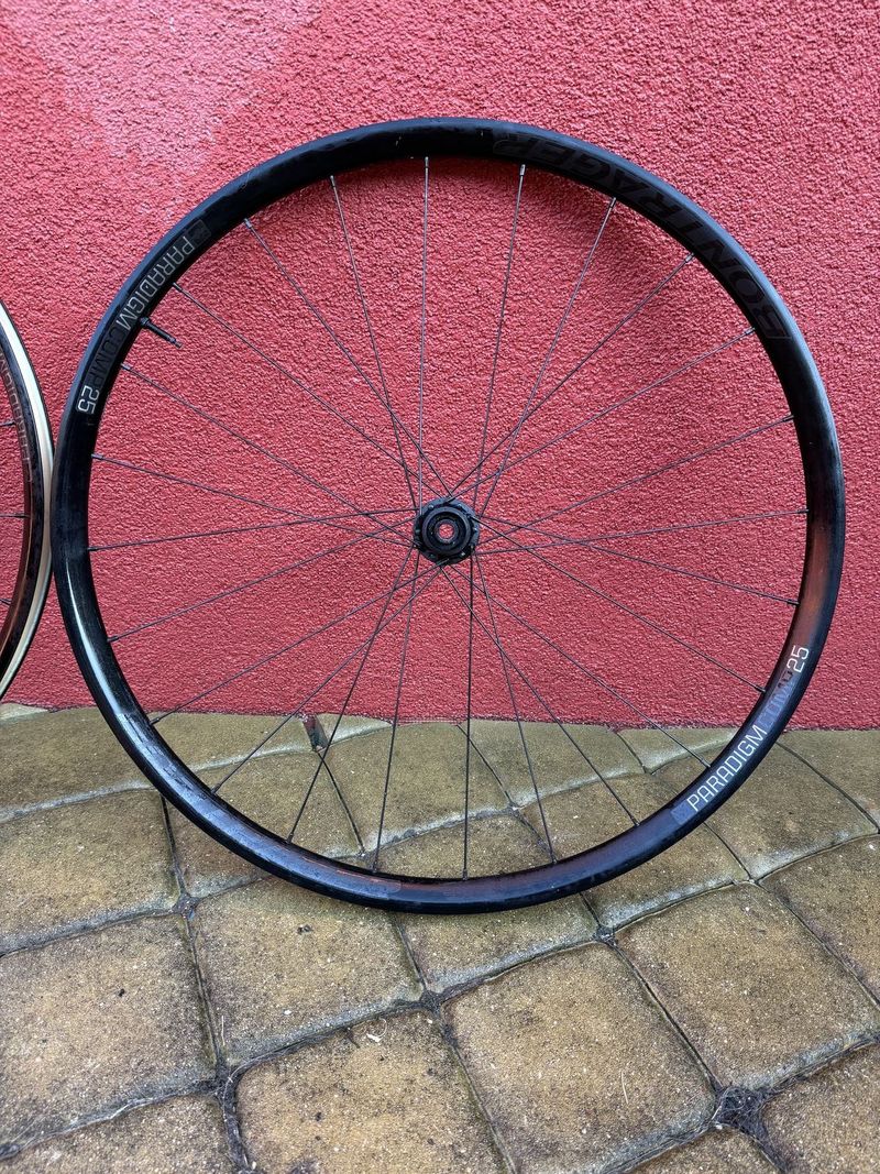 Bontrager Paradigm Comp 25 TLR Disc Road Wheel