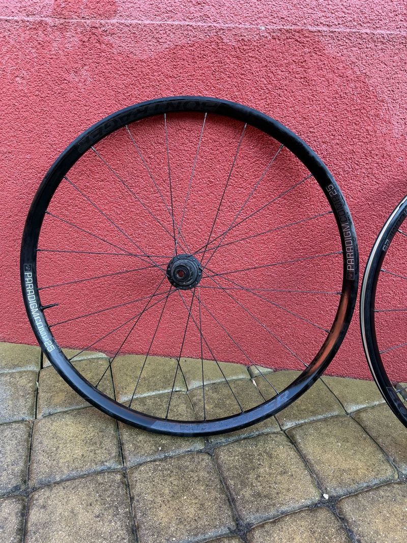 Bontrager Paradigm Comp 25 TLR Disc Road Wheel