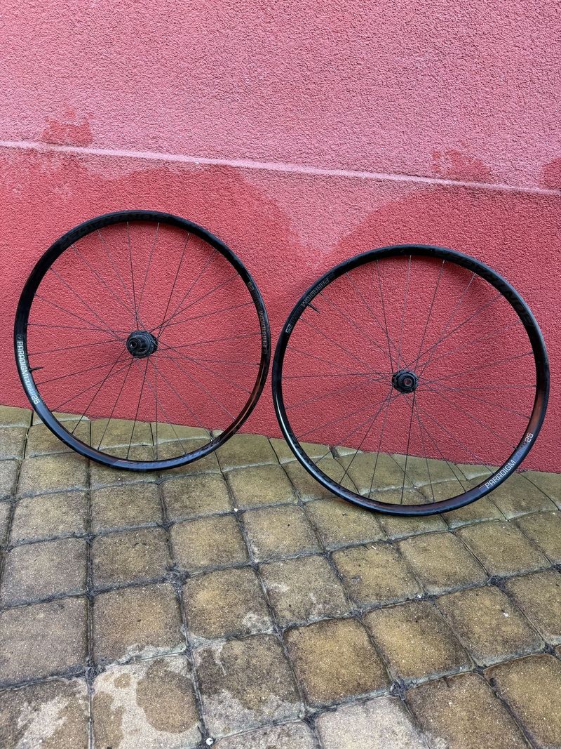 Bontrager Paradigm Comp 25 TLR Disc Road Wheel