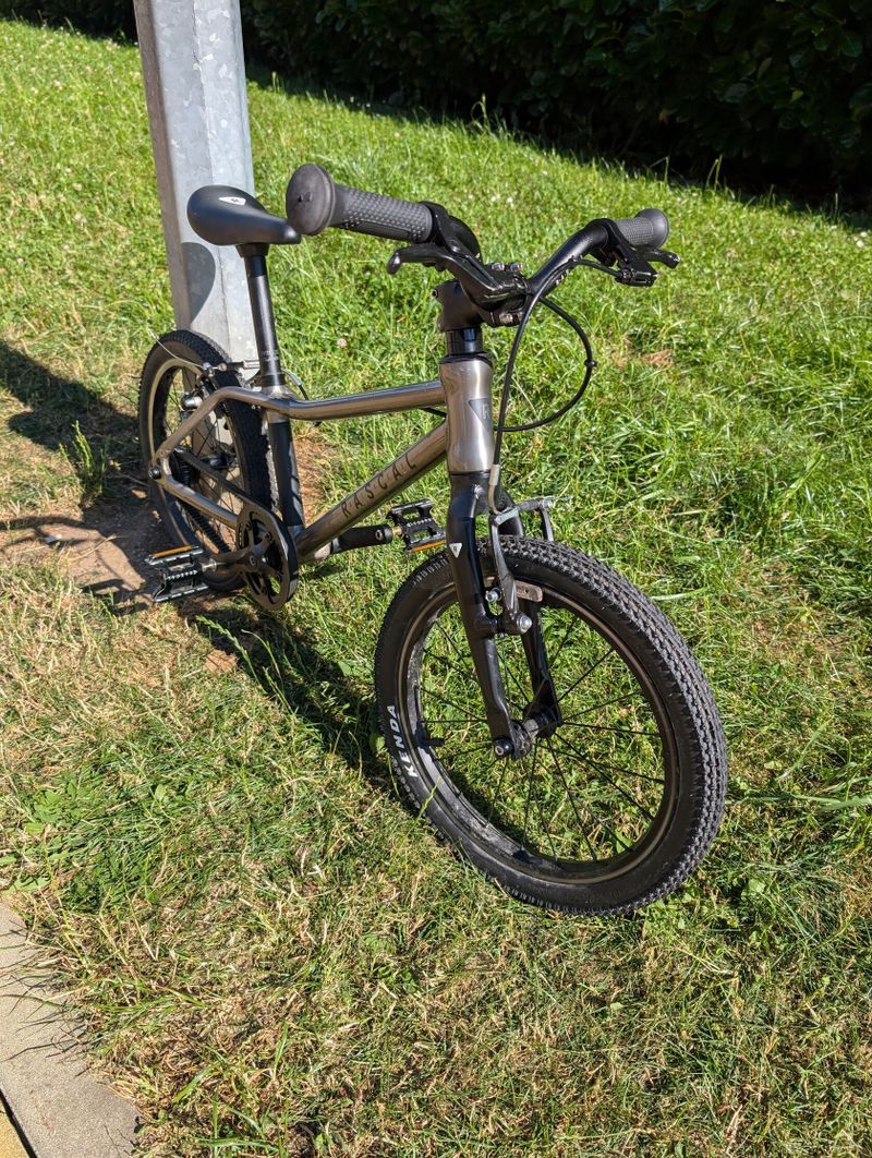 RASCAL 16" (barva Titan)