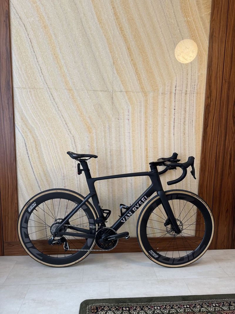 Silniční kolo RCR Force AXS, kola Zipp 404