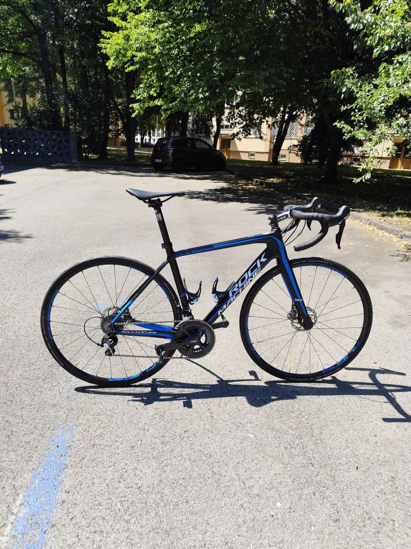 Rock Machine Road racing 900 - karbon rám, vel.52, Shimano 105,2x11, pevné osy, kotoučové brzdy