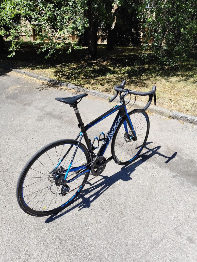 Rock Machine Road racing 900 - karbon rám, vel.52, Shimano 105,2x11, pevné osy, kotoučové brzdy