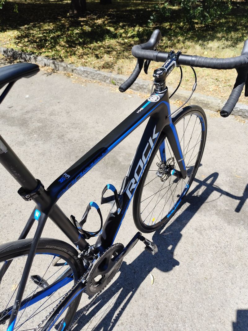 Rock Machine Road racing 900 - karbon rám, vel.52, Shimano 105,2x11, pevné osy, kotoučové brzdy
