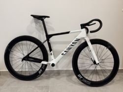 Prodám rám kola Canyon Ultimate s koly a kokpitem