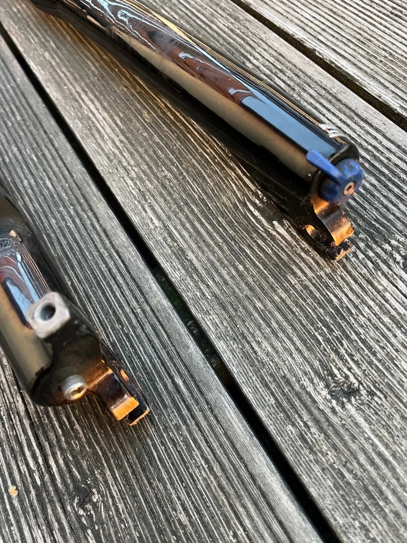 Odpružená vidlice Manitou Skareb Elite 1410 gramů