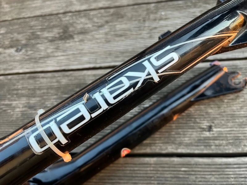 Odpružená vidlice Manitou Skareb Elite 1410 gramů