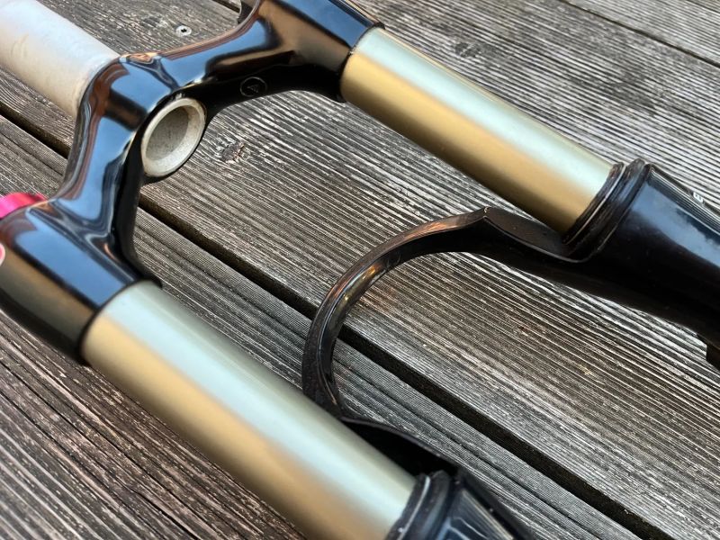 Odpružená vidlice Manitou Skareb Elite 1410 gramů