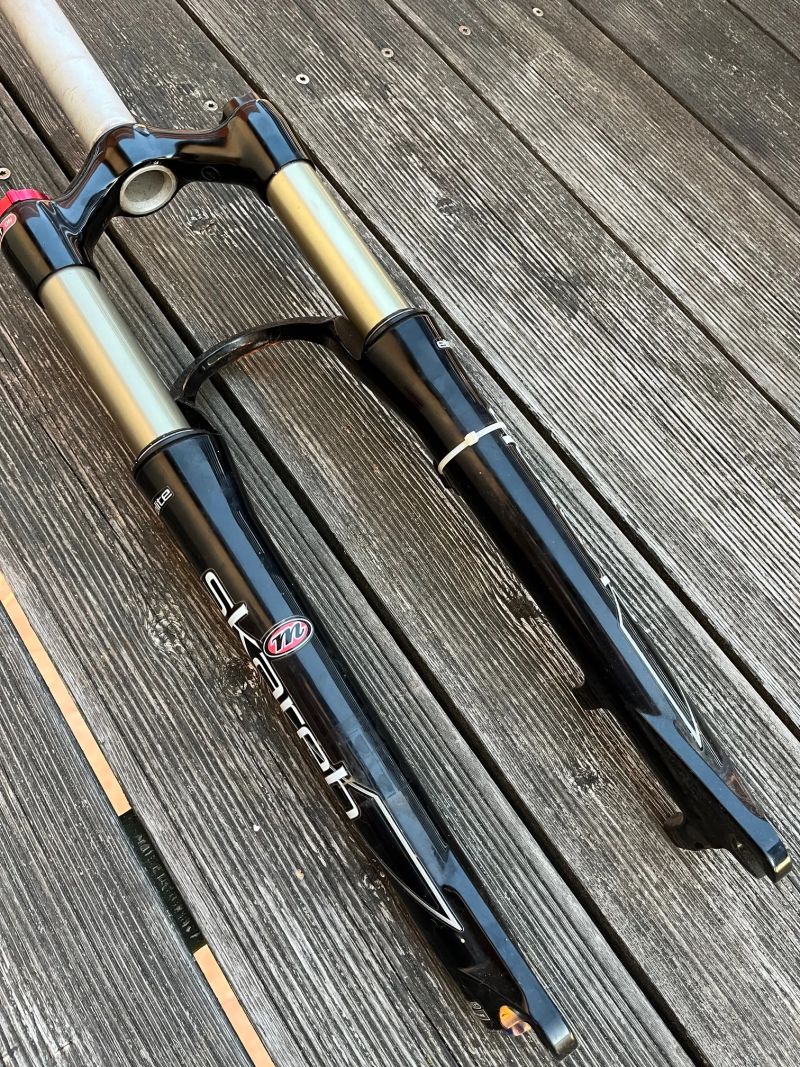 Odpružená vidlice Manitou Skareb Elite 1410 gramů