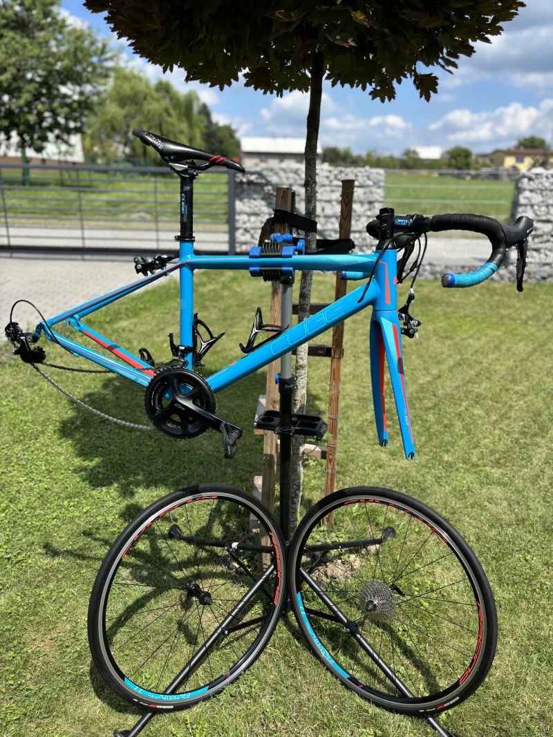 Silniční dámské/dětské kolo CUBE Axial W pro rám vel.47 osazení komplet Shimano 105 vidlice Carbon. 