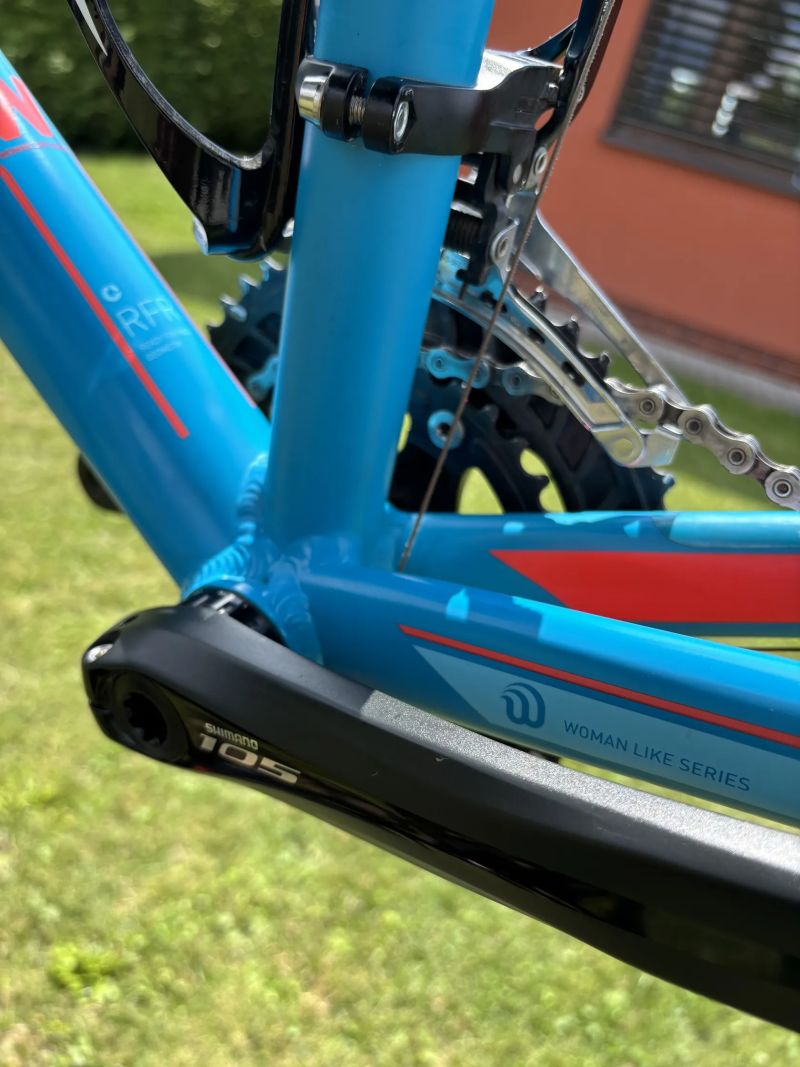Silniční dámské/dětské kolo CUBE Axial W pro rám vel.47 osazení komplet Shimano 105 vidlice Carbon. 