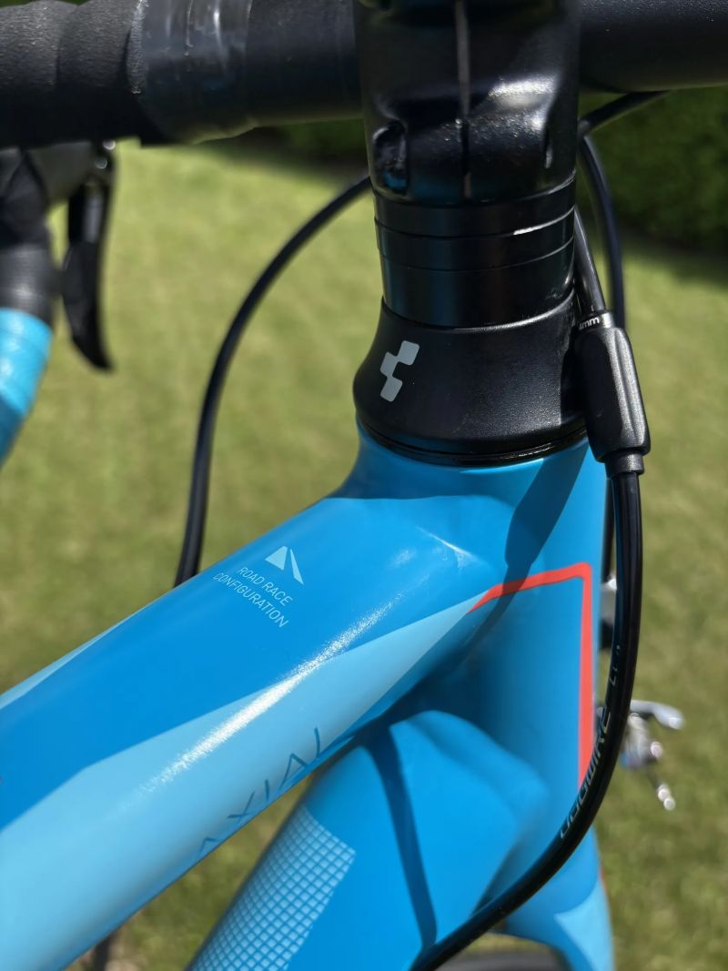 Silniční dámské/dětské kolo CUBE Axial W pro rám vel.47 osazení komplet Shimano 105 vidlice Carbon. 