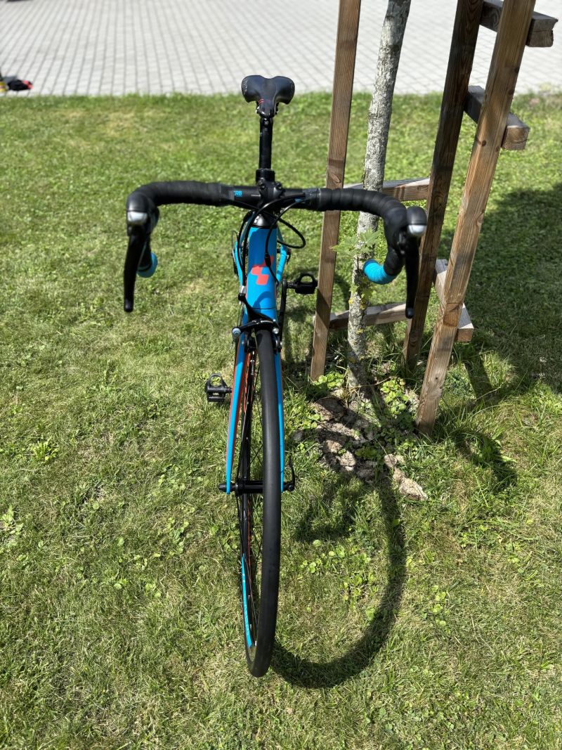 Silniční dámské/dětské kolo CUBE Axial W pro rám vel.47 osazení komplet Shimano 105 vidlice Carbon. 