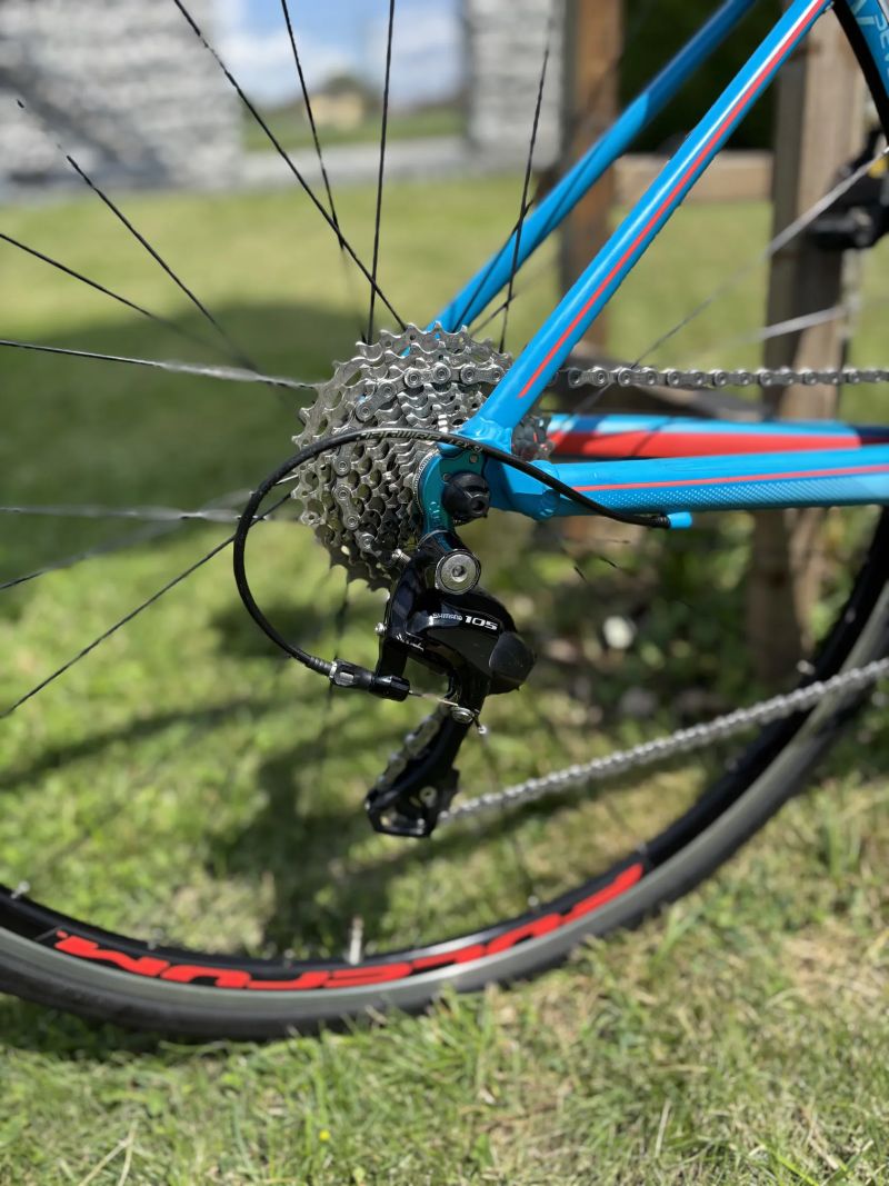 Silniční dámské/dětské kolo CUBE Axial W pro rám vel.47 osazení komplet Shimano 105 vidlice Carbon. 