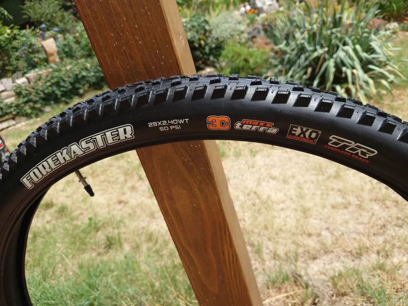 Maxxis Forekaster 29x2.40 WT – jako nové, najeto 160 km