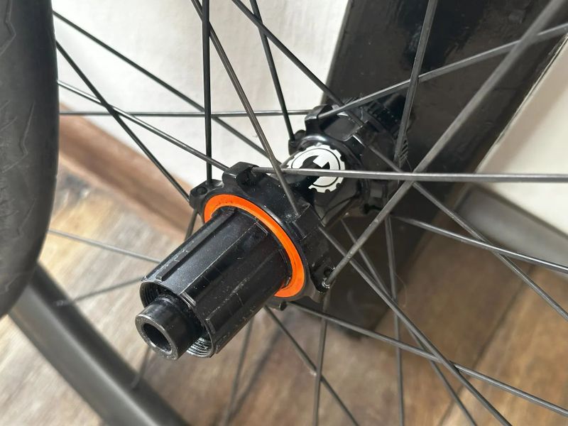 Zapletená karbonová kola Elitewheels 45mm na galusky