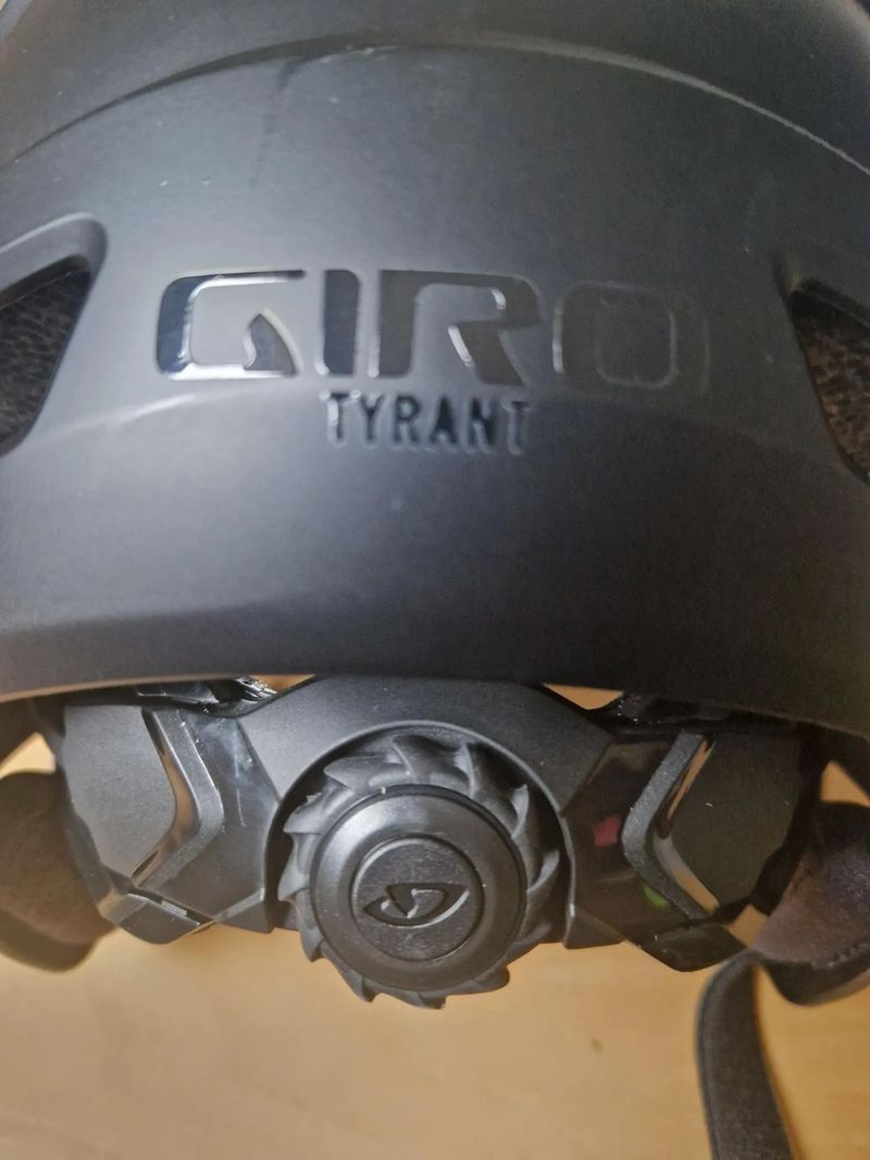 NOVÁ Giro Tyrant MIPS Spherical přilba, matná černá
