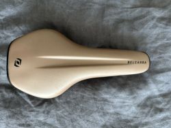 Syncros Belcarra Regular 2.0 CRMO rails (hnědé)