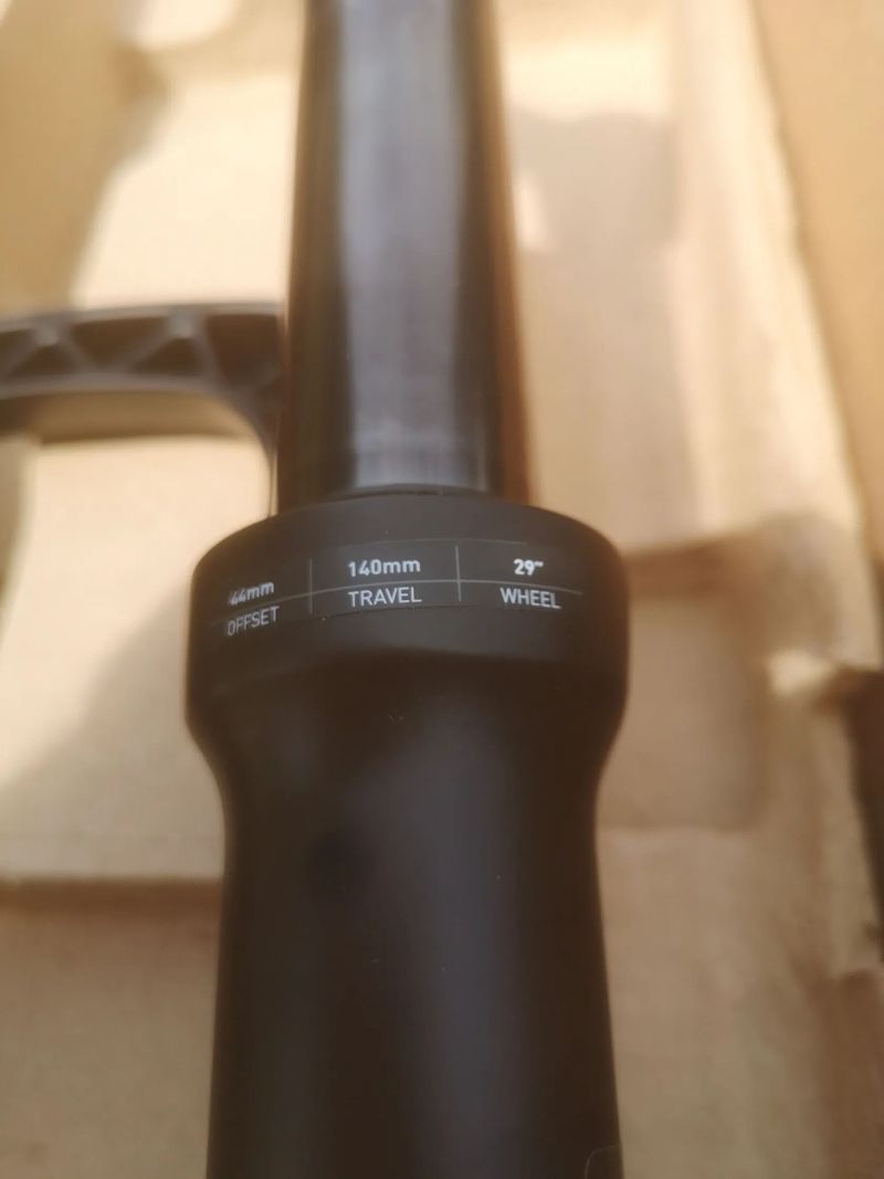 RockShox 35 Silver, Solo Air, 44mm offset_vidlice z nového kola 2023 Stumpjumper Alloy pruměr kol 29