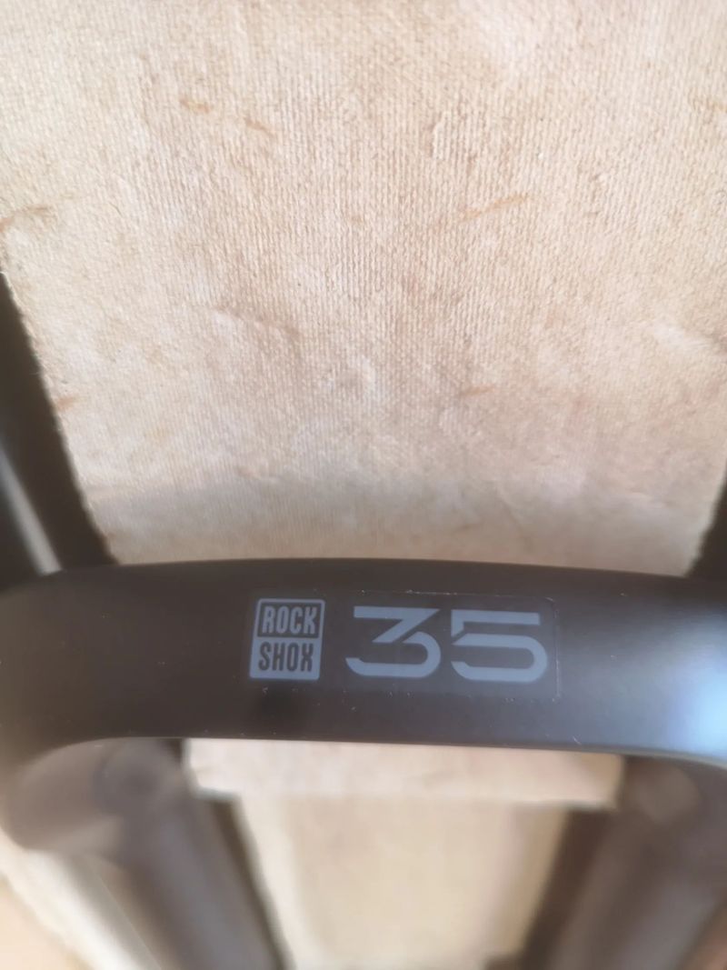 RockShox 35 Silver, Solo Air, 44mm offset_vidlice z nového kola 2023 Stumpjumper Alloy pruměr kol 29