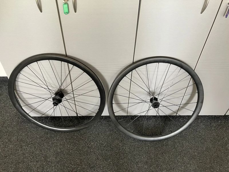 Zapletena kola Bontrager Aeolus Elite 35