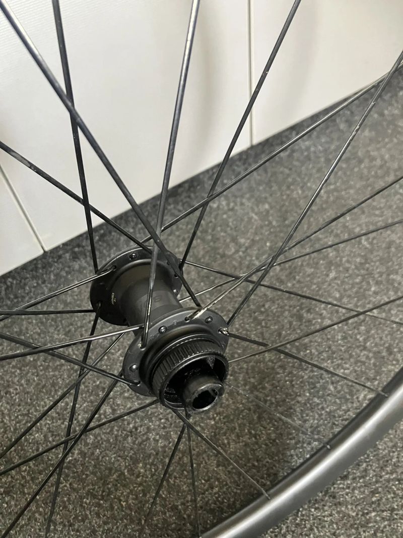 Zapletena kola Bontrager Aeolus Elite 35