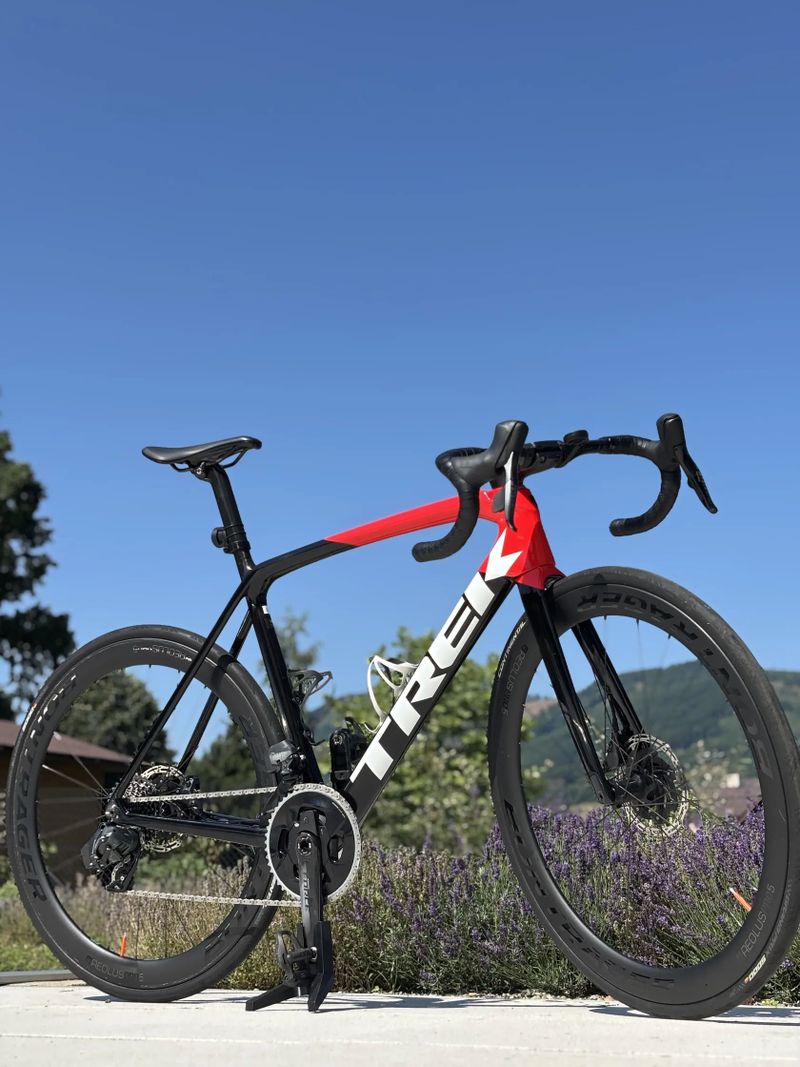 Špičkové závodní kolo Trek Émonda SLR 7 – SRAM Force AXS + wattmetr + Aeolus Pro 5