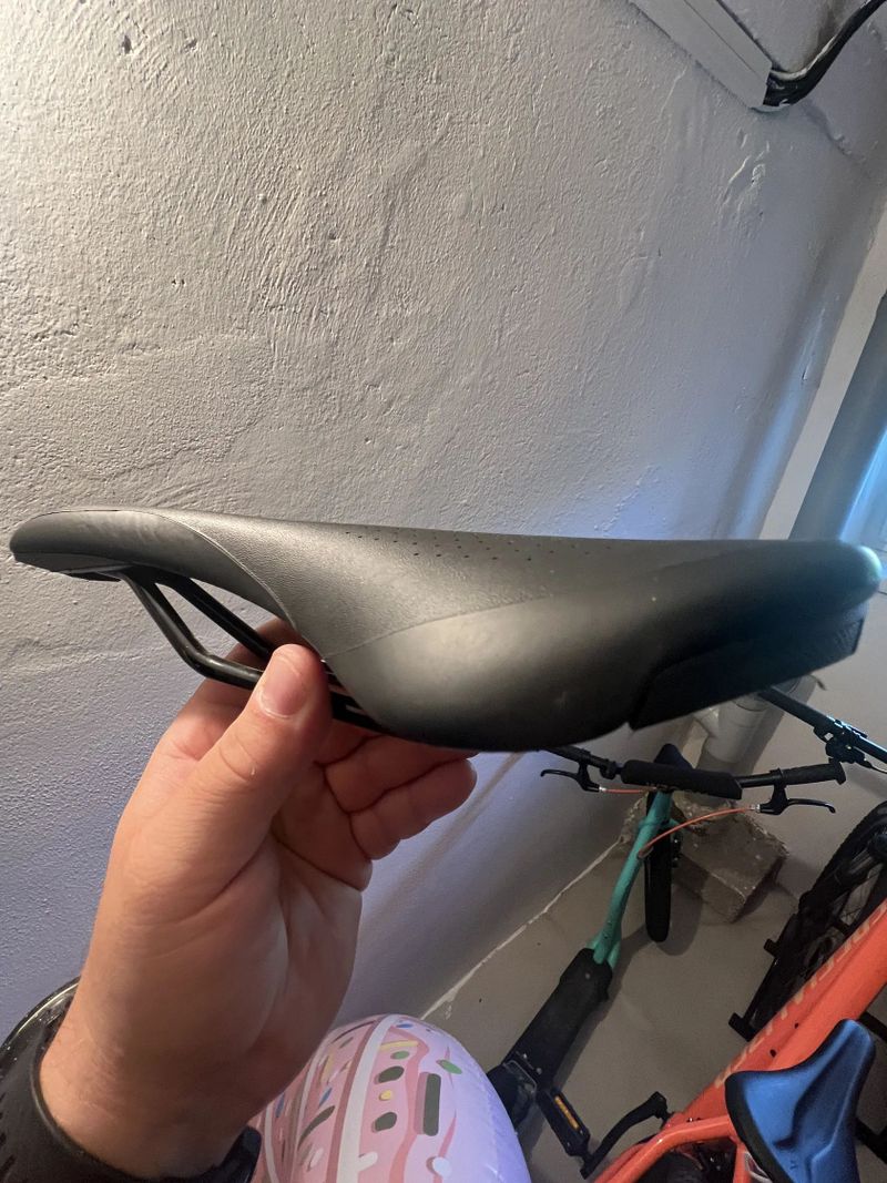 Sedlo SPECIALIZED vel. 168 mm