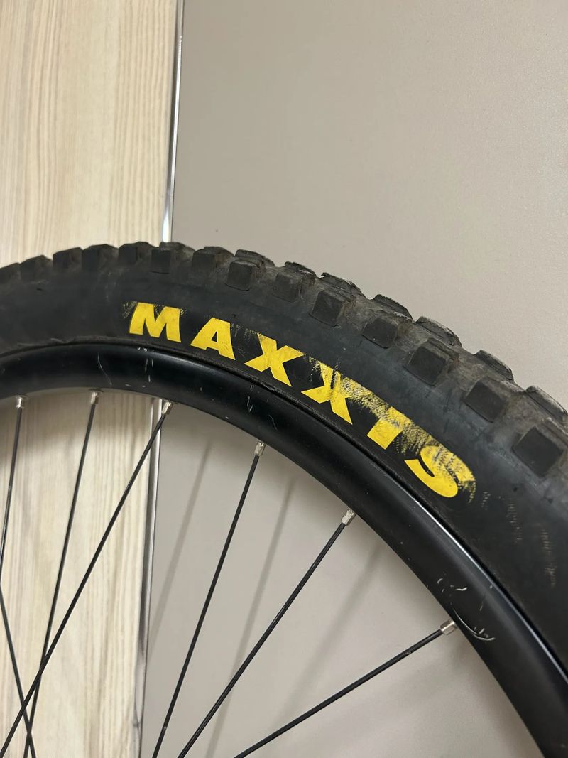 Ráfek Mach, Maxxis, nová duše.
