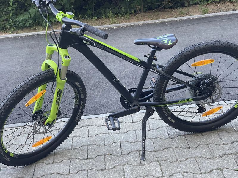 Cube acid 240 race s vzduchovou vidlicí a hydraulickými brzdami, super dětský bike od 125cm