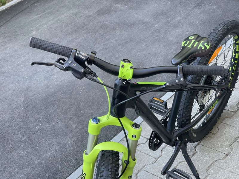 Cube acid 240 race s vzduchovou vidlicí a hydraulickými brzdami, super dětský bike od 125cm