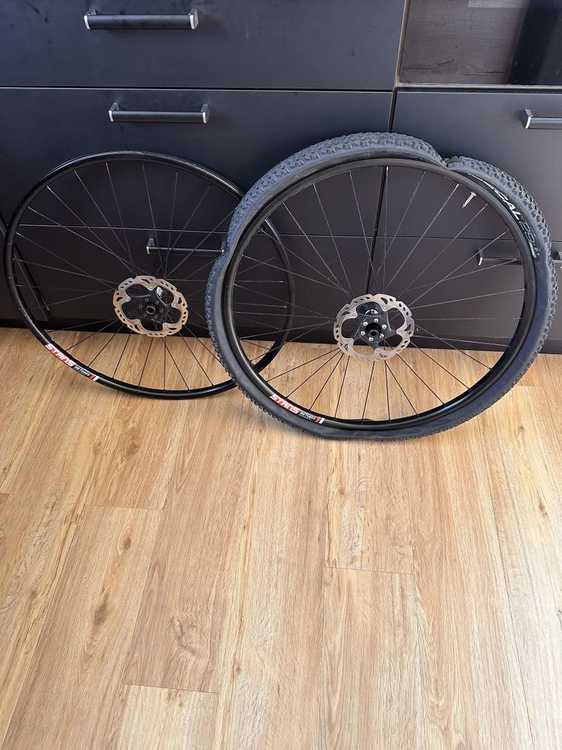 Kola s náboji DT Swiss 350s