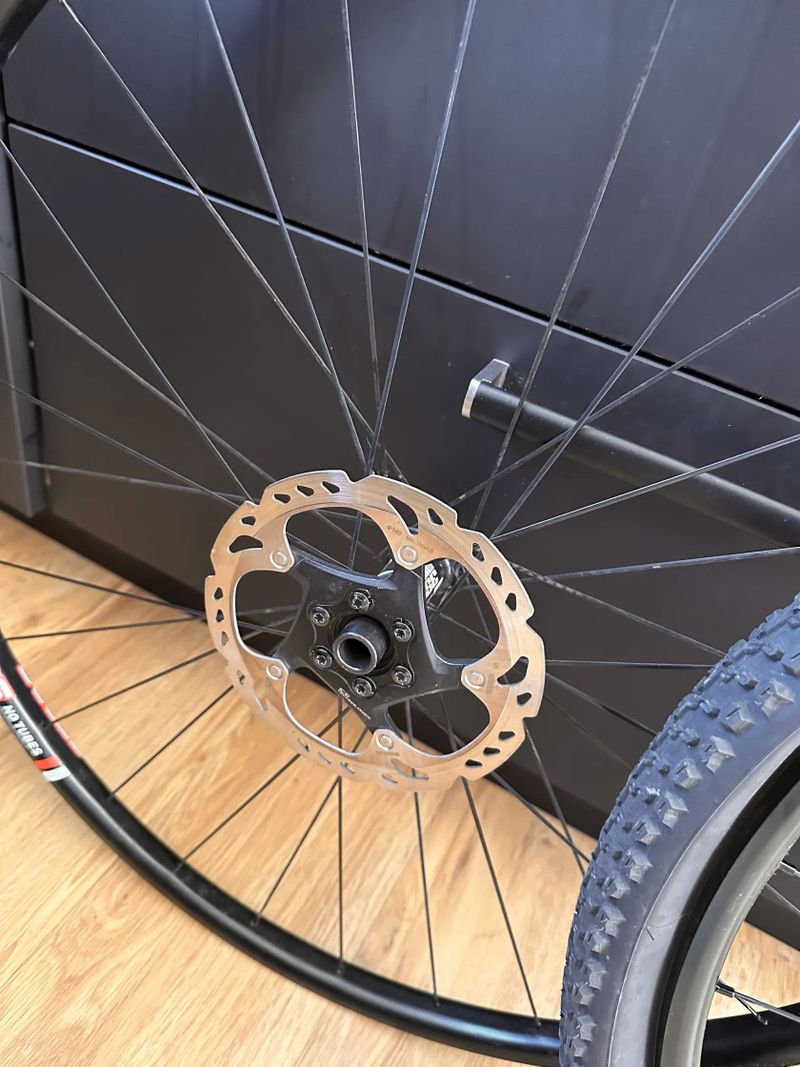 Kola s náboji DT Swiss 350s