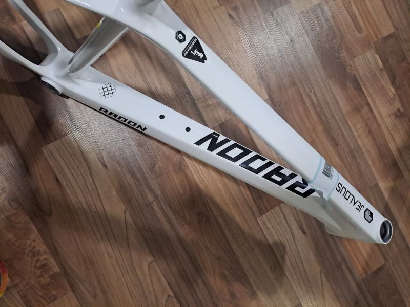NOVÝ karbonový rám Radon Jealous CF 29er / boost osa 12x148mm / velikost XL / vnitřní vedení bowdenů