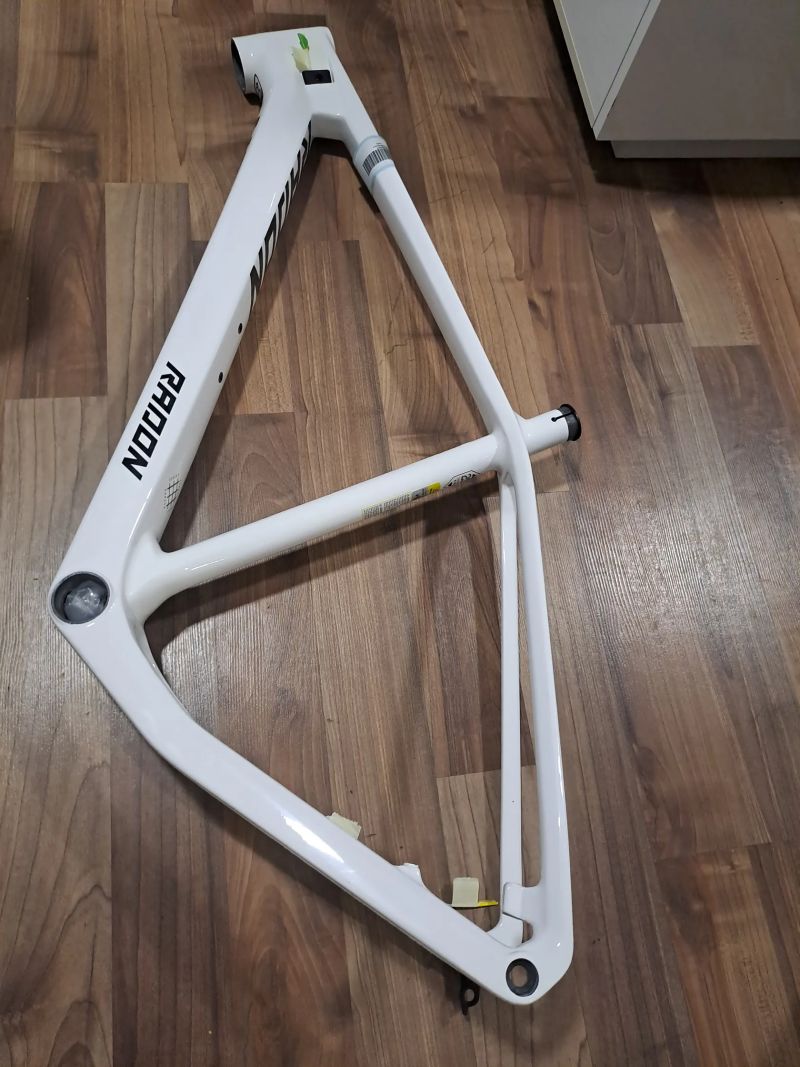 NOVÝ karbonový rám Radon Jealous CF 29er / boost osa 12x148mm / velikost XL / vnitřní vedení bowdenů