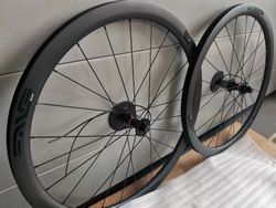 karbonové diskové výplety s Novatek náboji, Shimano ořech