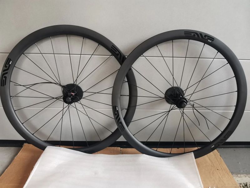 karbonové diskové výplety s Novatek náboji, Shimano ořech