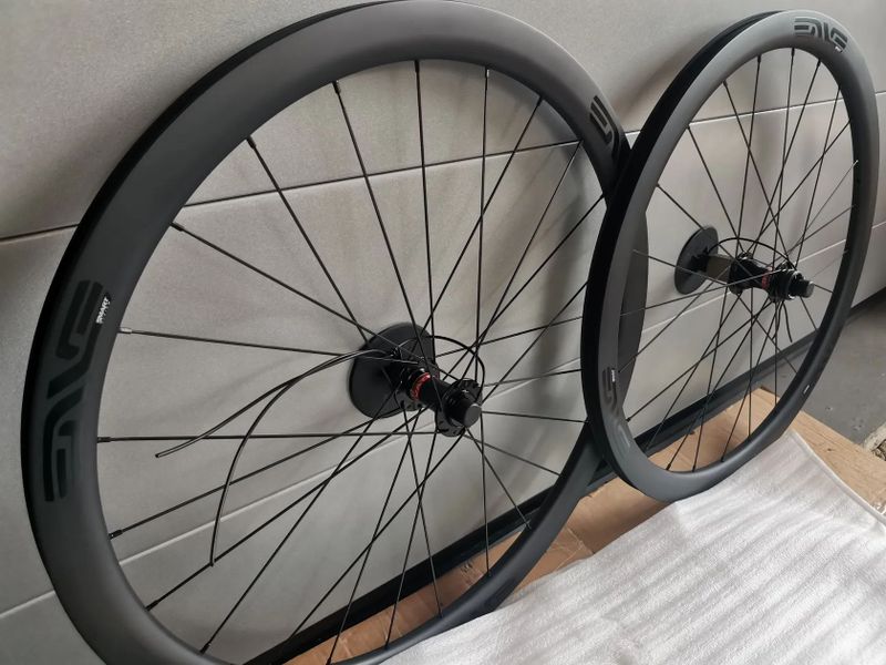 karbonové diskové výplety s Novatek náboji, Shimano ořech
