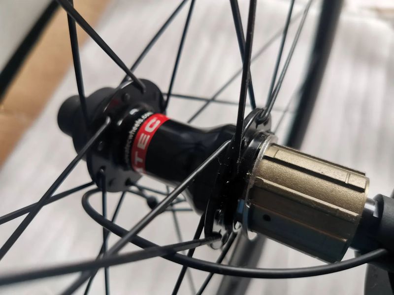 karbonové diskové výplety s Novatek náboji, Shimano ořech